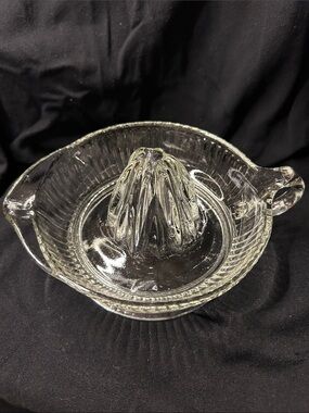 Clear Glass Citrus Juicer Reamer with Pour Spout. VINTAGE
